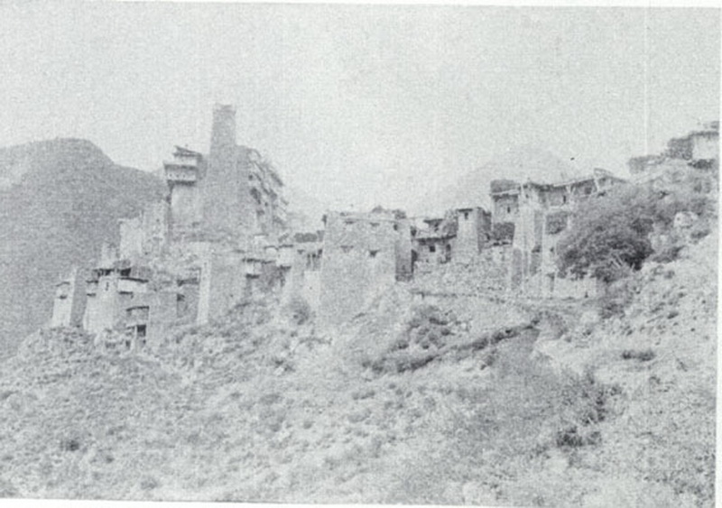 松岗土司官寨及碉楼（J.W.布鲁克摄于1908年, 原照存于英国皇家地理学会RGS）_调整大小.jpg