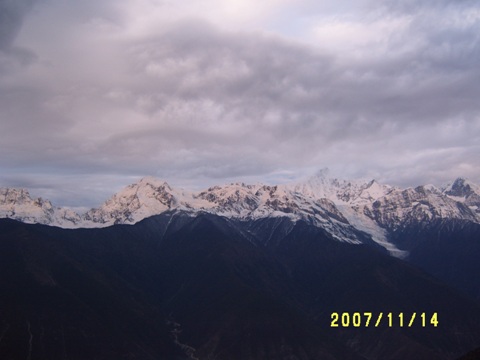 不到十分钟，日照金山结束。