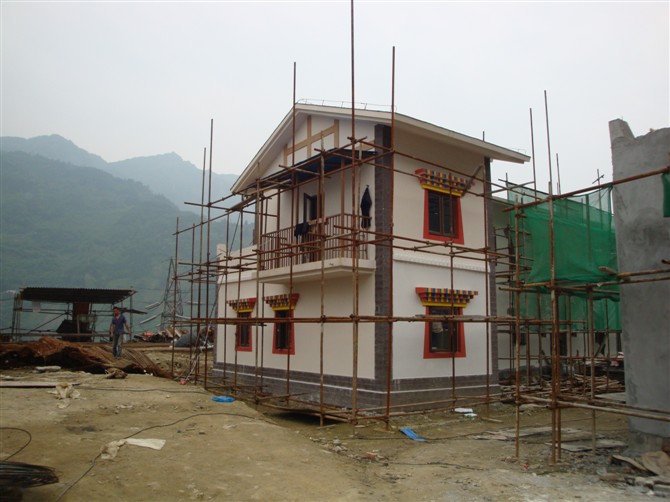 装修中的映秀镇渔子溪村藏式村民住宅.jpg